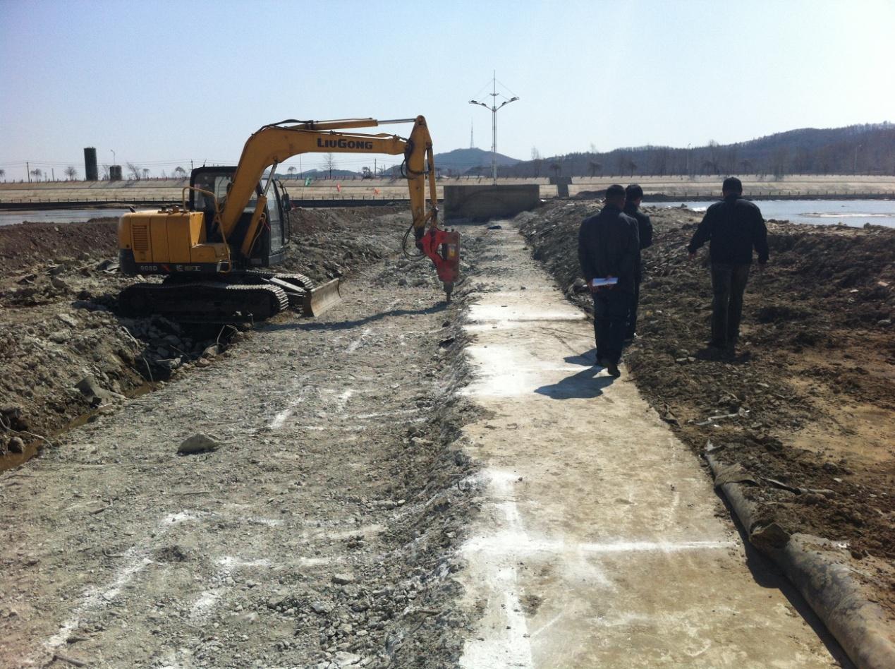 工程師在烈日下進(jìn)行合頁壩改造 工程師在烈日下進(jìn)行合頁壩改造