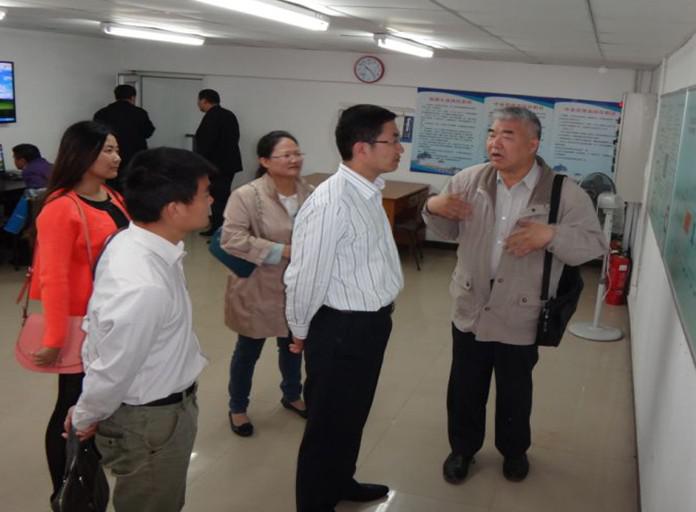 王總工正在為大家講解地埋水處理設備情況 王總工正在為大家講解地埋水處理設備情況